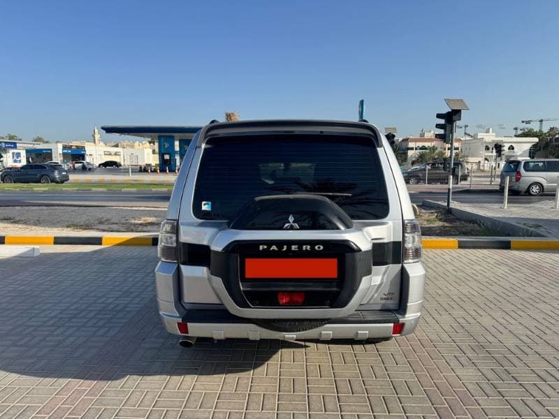 2016 Mitsubishi Pajero thumbnail 3