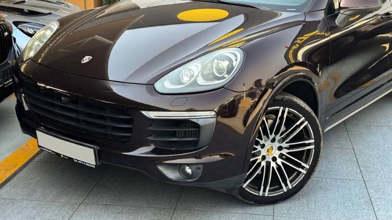2018 Porsche Cayenne thumbnail 2