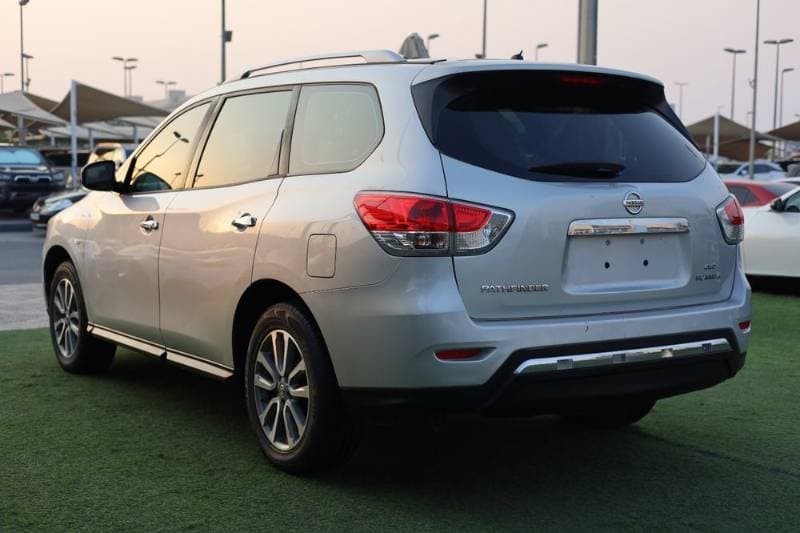 2015 Nissan Pathfinder thumbnail 4