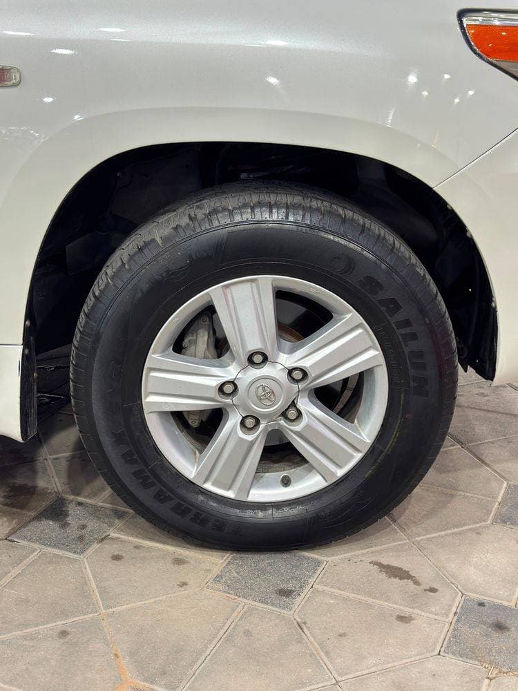 2010 Toyota Land Cruiser thumbnail 4