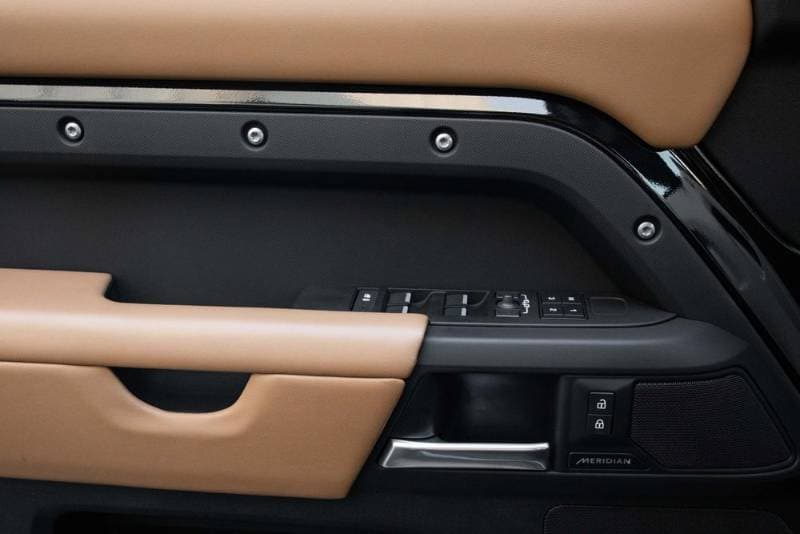 2025 Land Rover Defender thumbnail 2