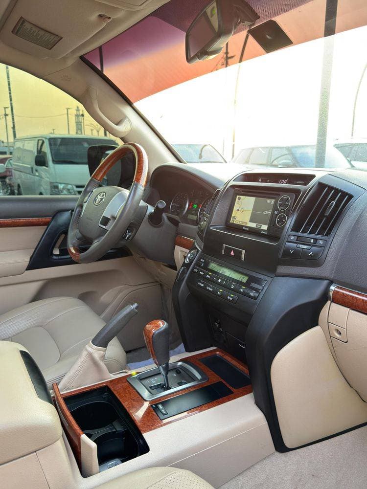 2012 Toyota Land Cruiser thumbnail 2