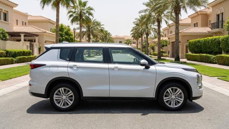 2025 Mitsubishi Outlander thumbnail 2