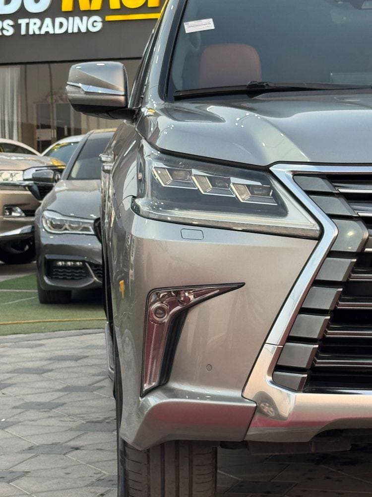 2017 Lexus LX 570 thumbnail 5