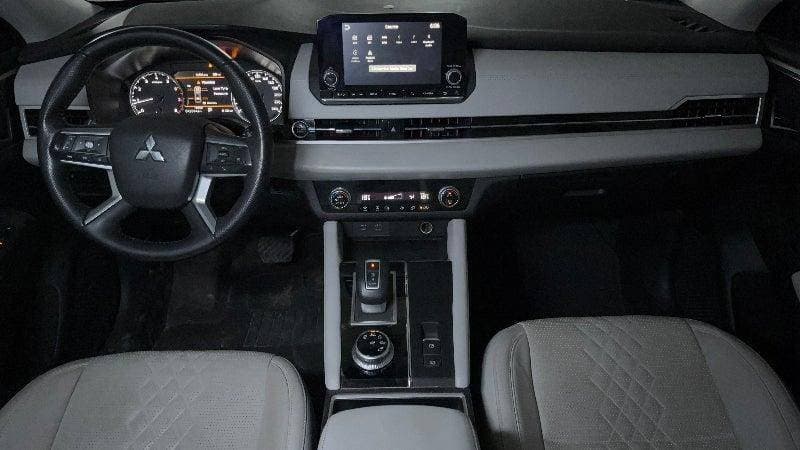 2025 Mitsubishi Outlander thumbnail 6