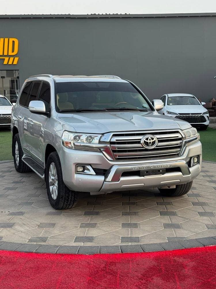 2017 Toyota Land Cruiser thumbnail 2