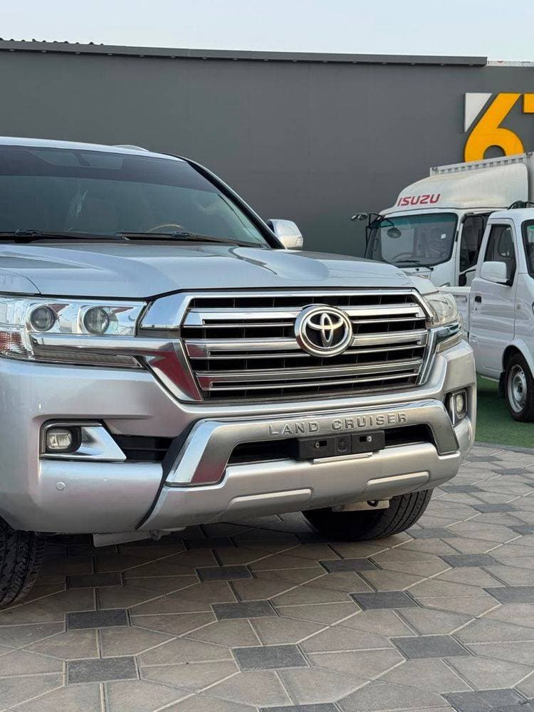 2017 Toyota Land Cruiser thumbnail 4