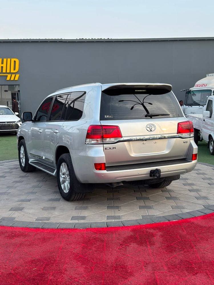 2017 Toyota Land Cruiser thumbnail 5