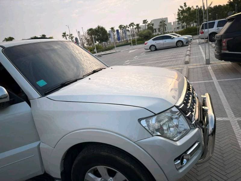 2017 Mitsubishi Pajero thumbnail 2