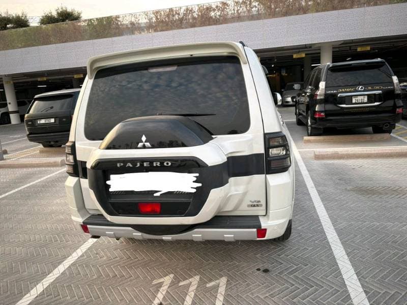 2017 Mitsubishi Pajero thumbnail 3