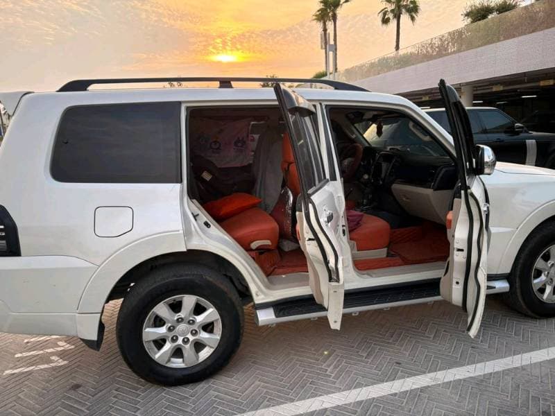 2017 Mitsubishi Pajero thumbnail 4