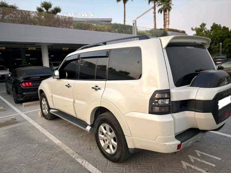 2017 Mitsubishi Pajero thumbnail 5