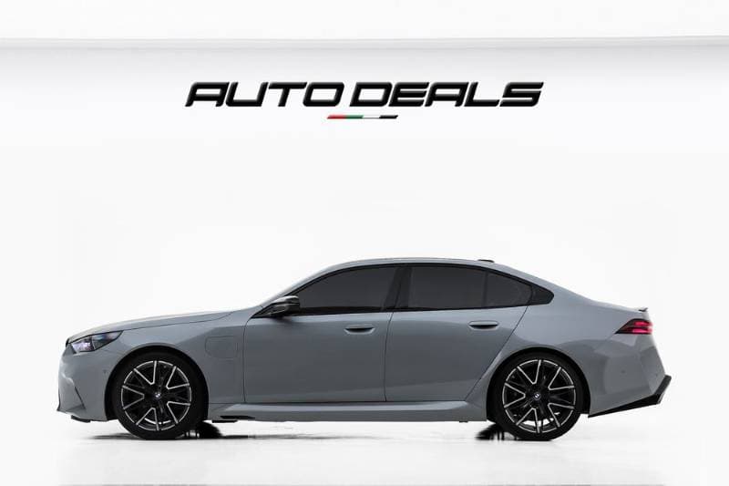 2025 BMW 5 Series thumbnail 2