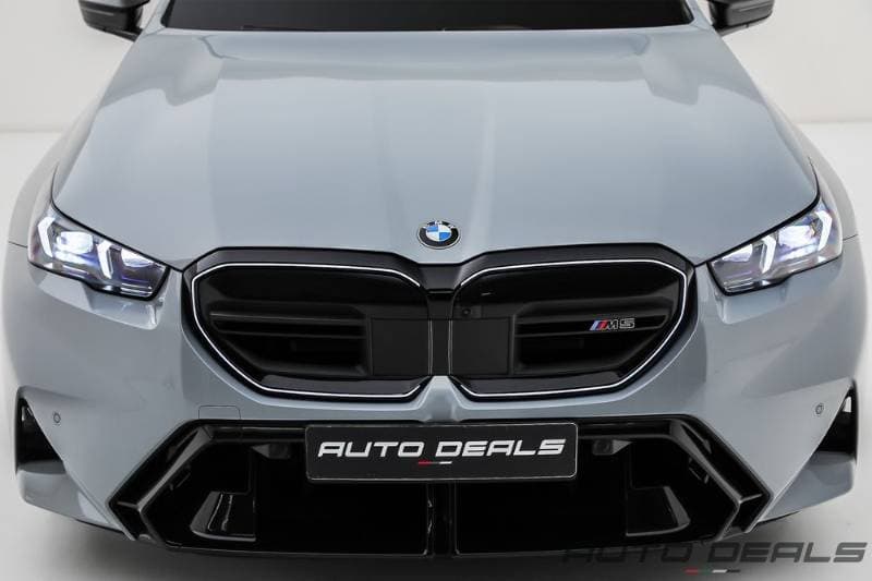 2025 BMW 5 Series thumbnail 6