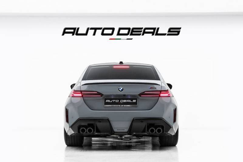 2025 BMW 5 Series thumbnail 4