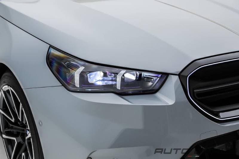 2025 BMW 5 Series thumbnail 7