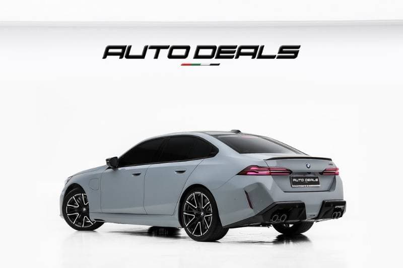 2025 BMW 5 Series thumbnail 3