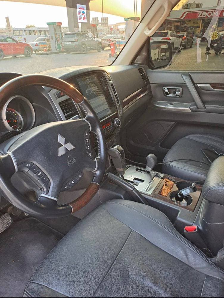 2018 Mitsubishi Pajero thumbnail 3