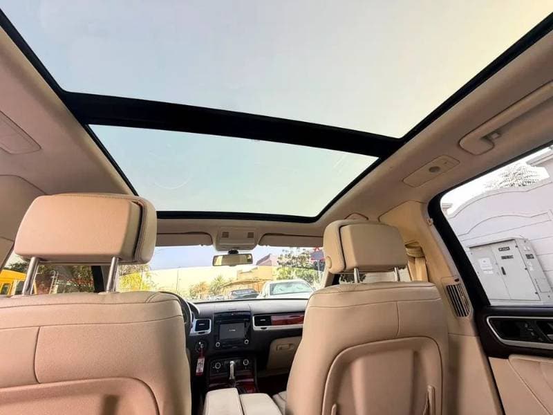 2012 Volkswagen Touareg thumbnail 2