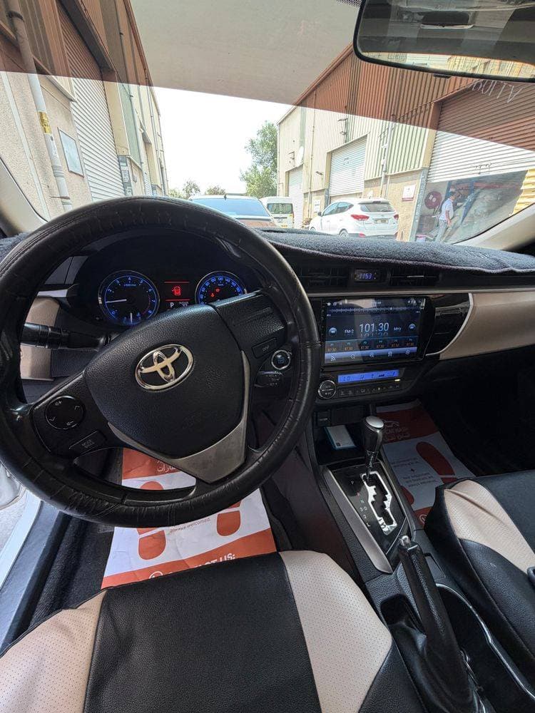 2015 Toyota Corolla thumbnail 4