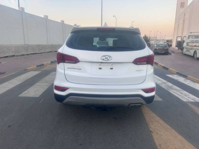 2018 Hyundai Santa Fe thumbnail 3