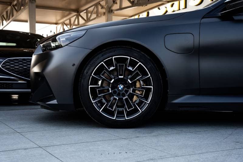 2025 BMW M5 thumbnail 2