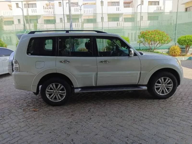2014 Mitsubishi Pajero thumbnail 3