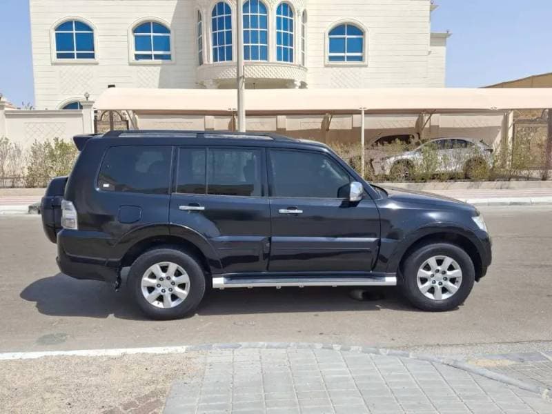2017 Mitsubishi Pajero thumbnail 3