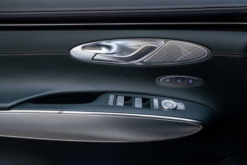 2023 Genesis GV70 thumbnail 2