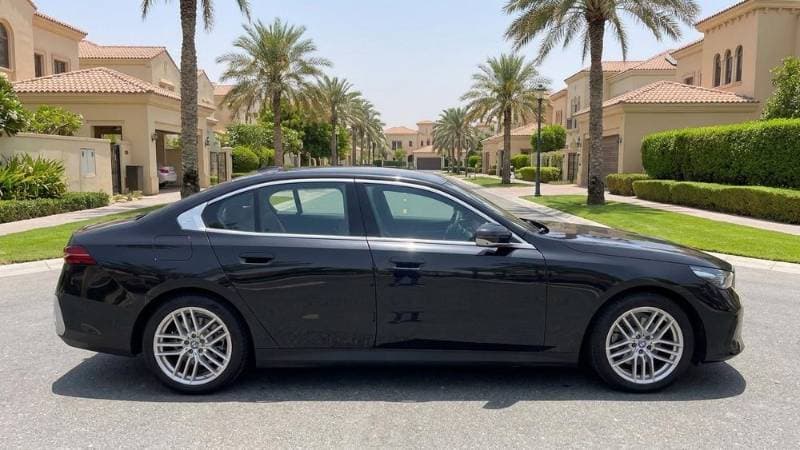 2024 BMW 5 Series thumbnail 2