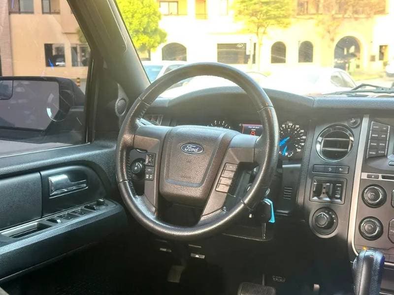 2017 Ford Expedition thumbnail 3