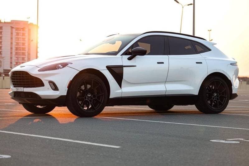 2021 Aston Martin DBX thumbnail 3