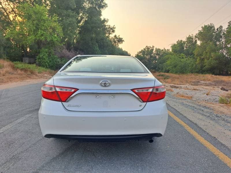 2016 Toyota Camry thumbnail 3