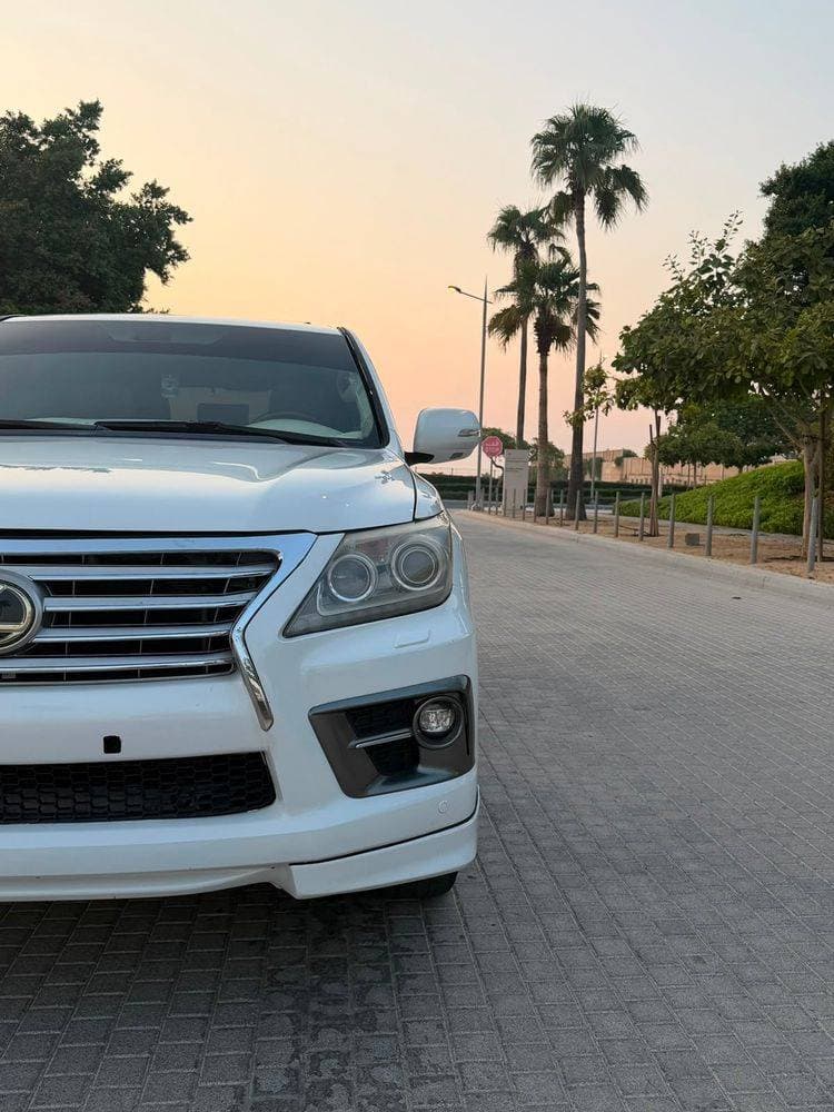 2010 Lexus LX 570 thumbnail 2
