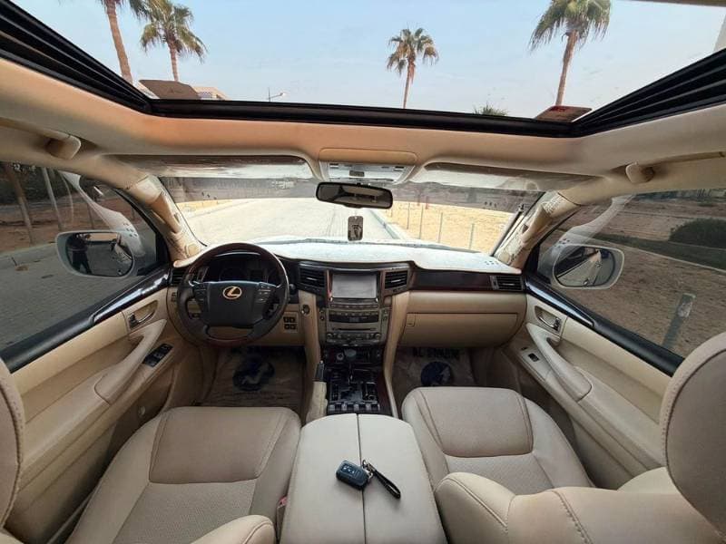 2010 Lexus LX 570 thumbnail 3