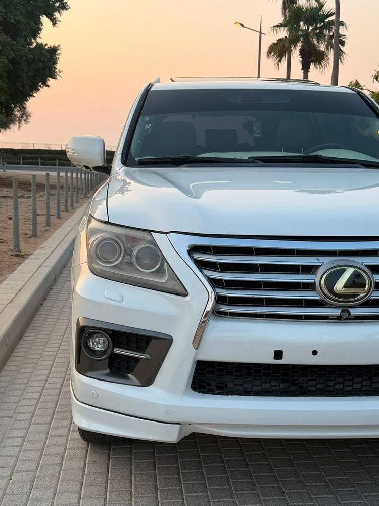2010 Lexus LX 570 thumbnail 4