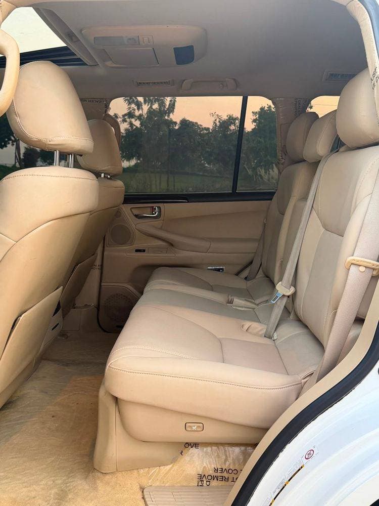 2010 Lexus LX 570 thumbnail 7