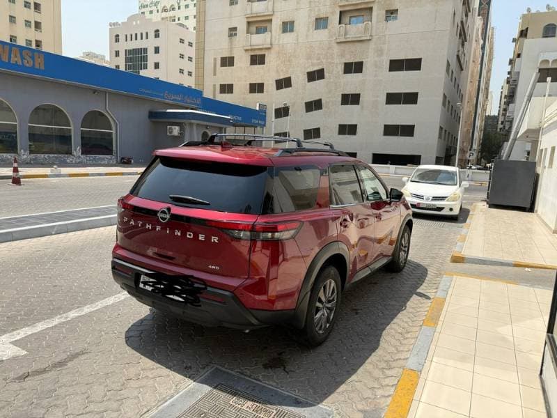 2025 Nissan Pathfinder thumbnail 2