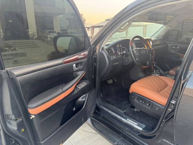 2011 Lexus LX 570 thumbnail 4