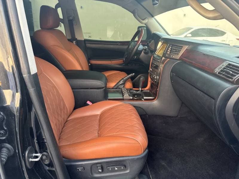 2011 Lexus LX 570 thumbnail 7
