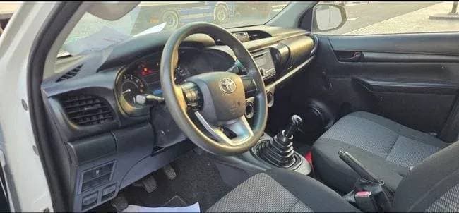 2019 Toyota Hilux thumbnail 2
