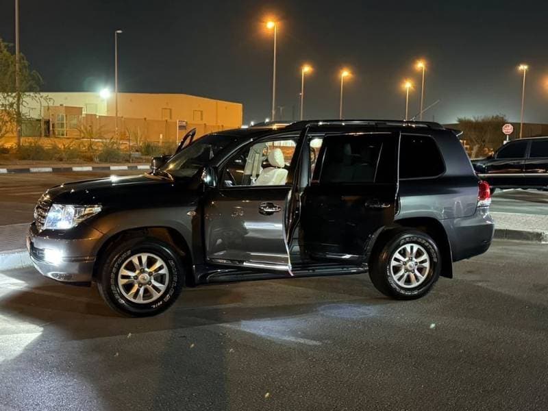 2011 Toyota Land Cruiser thumbnail 2