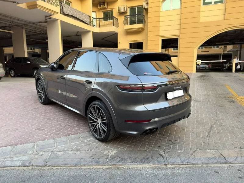 2019 Porsche Cayenne Coupe thumbnail 3