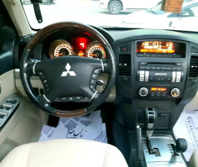 2013 Mitsubishi Pajero thumbnail 2