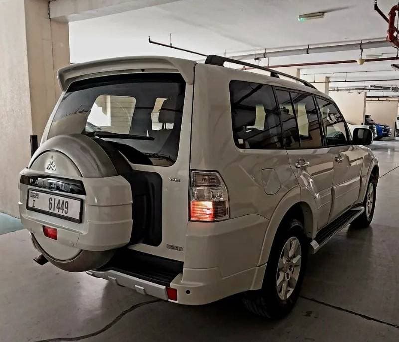 2013 Mitsubishi Pajero thumbnail 3