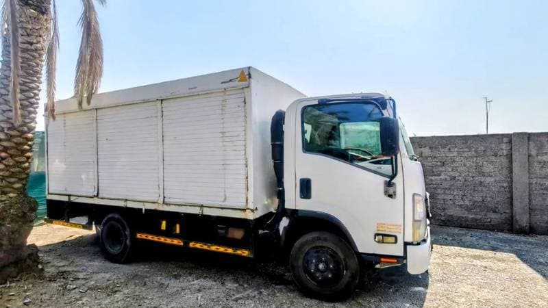 2015 Isuzu NPR thumbnail 3