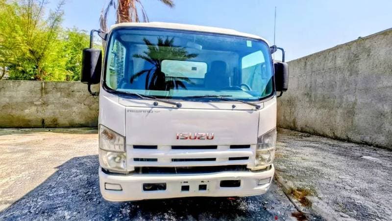 2015 Isuzu NPR thumbnail 2
