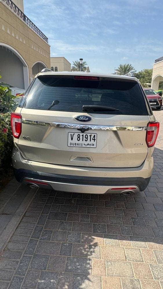 2017 Ford Explorer thumbnail 3