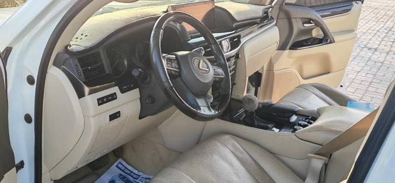 2017 Lexus LX thumbnail 4