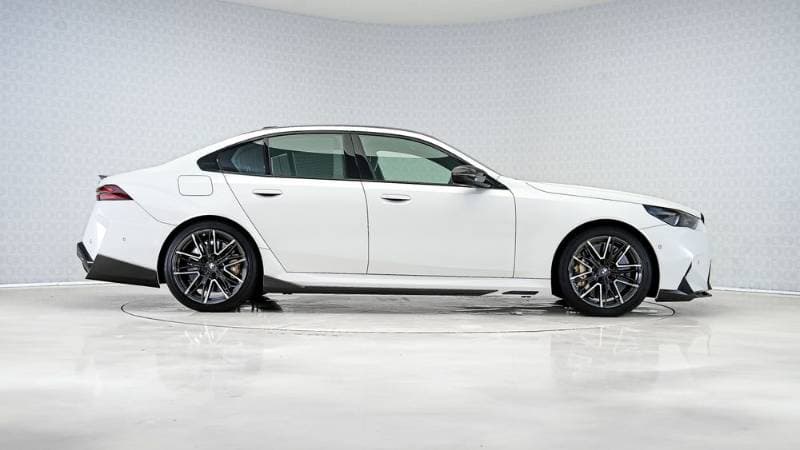2025 BMW M5 Sedan thumbnail 2